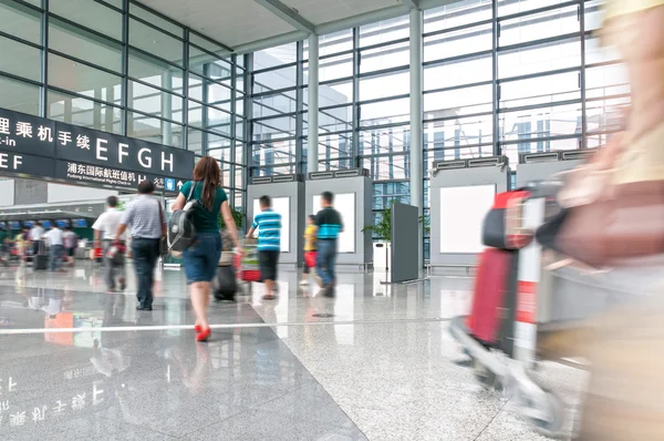 Passeggeri nell'aeroporto di Shanghai Pudong — Foto Stock