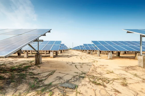 Sonnenkollektoren zur Produktion sauberer — Stockfoto