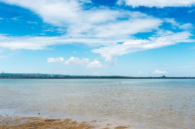 Güneşli bir gün kumsalda rüya