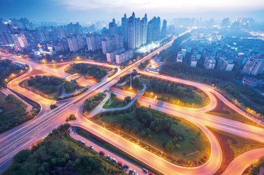 gece yükseltilmiş yol