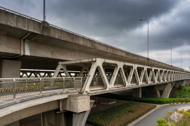 Köprü, yayalar ve motorsuz araç yolları.