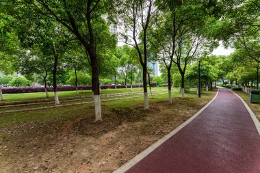 Modern şehirde yürüyüş yolu