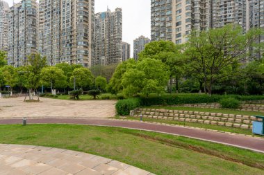 Modern şehirde yürüyüş yolu