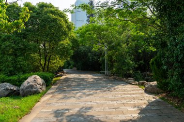 Modern şehirde yürüyüş yolu