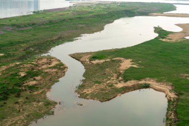 Yağmurlu havada nehir ve yeşil çimenler