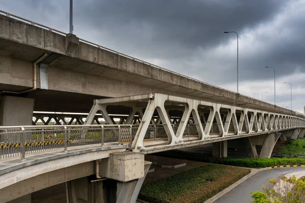 Puente Peatones Carriles Vehículos Motorizados —  Fotos de Stock