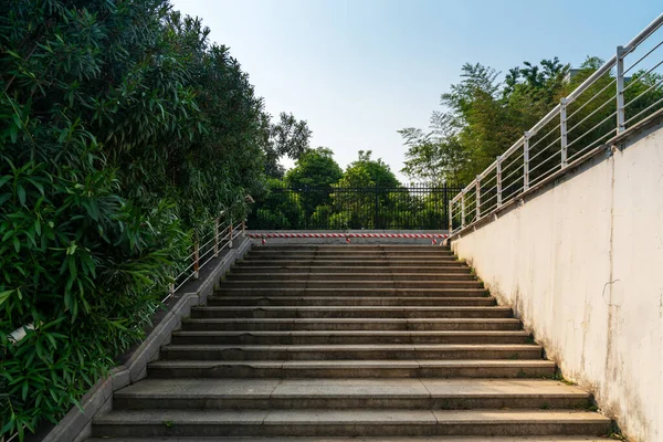 Nahaufnahme Und Details Von Geländer Und Treppe Eines Modernen Gebäudes — Stockfoto