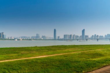 Gündüz şehir merkezindeki iş merkezinin ufuk çizgisi