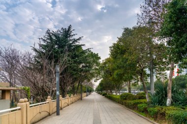 Modern şehirde yürüyüş yolu