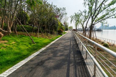 Modern şehirde yürüyüş yolu