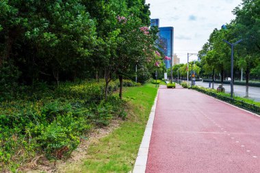 Modern şehirde yürüyüş yolu