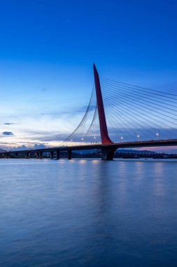 Geceleri şehrin modern köprüsü