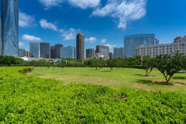 Şangay 'da modern bina geçmişi olan şehir parkı.