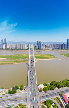 Hava manzarası, nehir boyunca köprü.