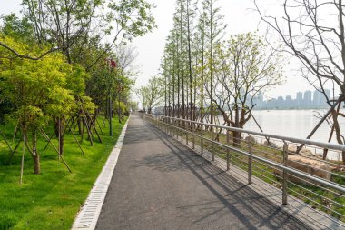 Modern şehirde yürüyüş yolu