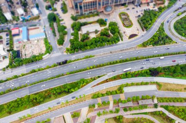 Şehir Viyadük Köprüsü yol manzarasının kuş bakışı hava fotoğrafçılığı