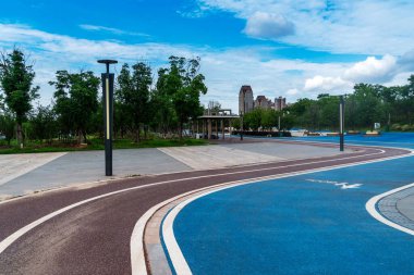 Modern şehirde yürüyüş yolu