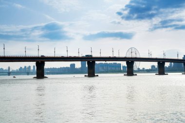 Modern şehirde Sunset Köprüsü