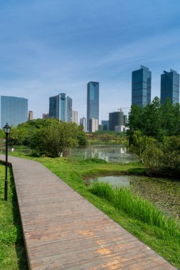 Şangay 'da modern bina geçmişi olan şehir parkı.