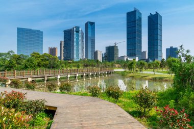 Şangay 'da modern bina geçmişi olan şehir parkı.