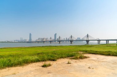 Yantze nehir kablosu köprü olarak kaldı