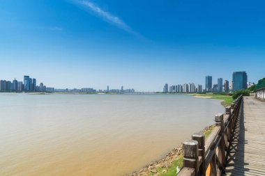 Gündüz şehir merkezindeki iş merkezinin ufuk çizgisi