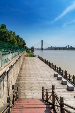 Yantze nehir kablosu köprü olarak kaldı