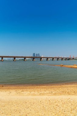 Şehirde gökyüzü olan kumsal