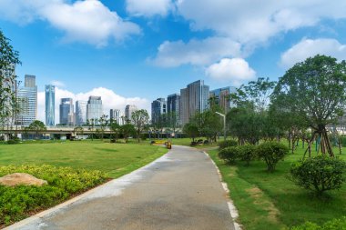 Şangay 'da modern bina geçmişi olan şehir parkı.