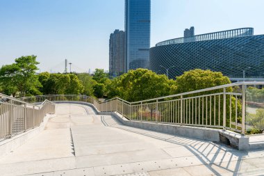 Paslanmaz Çelik Tırabzanlı Beton Merdiven