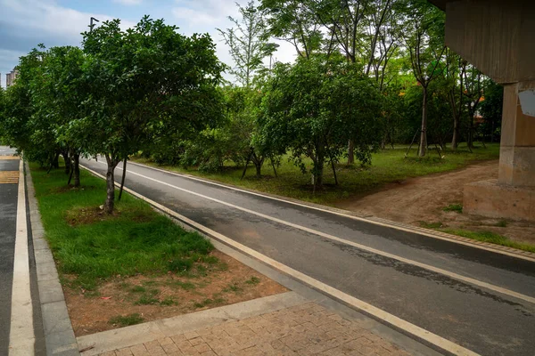 Modern Şehirde Yürüyüş Yolu — Stok fotoğraf