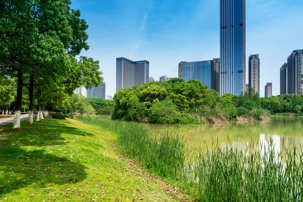 Modern Kantoorgebouw Aan Een Meer China — Stockfoto