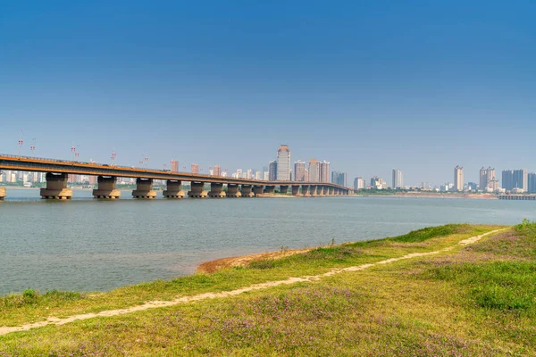 Gündüz şehir merkezindeki iş merkezinin ufuk çizgisi