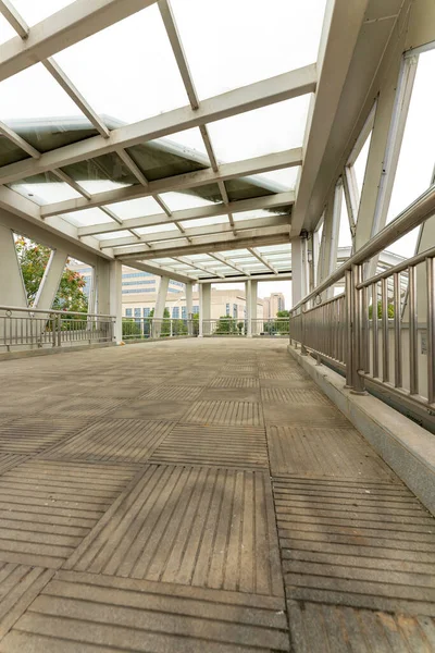 Dentro Uma Ponte Pedestre Aérea Moderna — Fotografia de Stock
