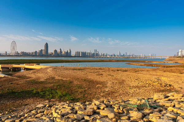 Sandstrand Mit Himmel Der Stadt — Stockfoto