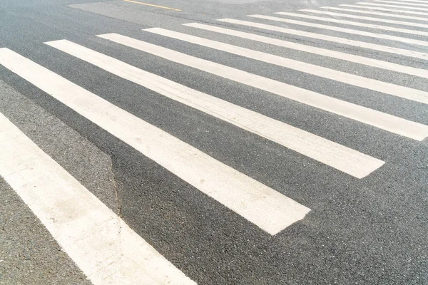 斑马在室外道路上的交叉口 — 图库照片