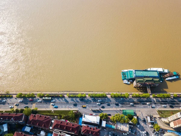 湖のそばの道路の空中風景 — ストック写真