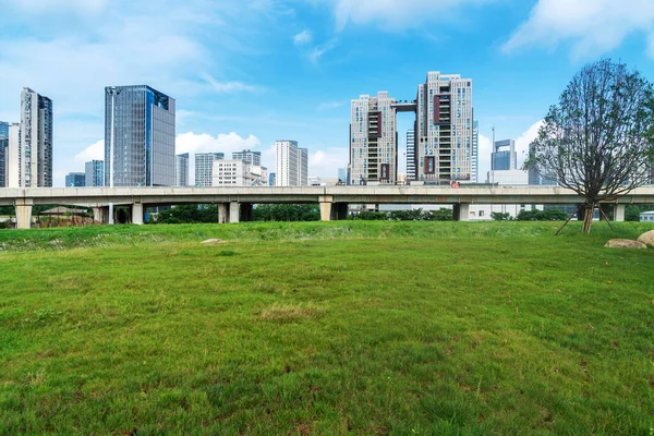 Şangay Modern Bina Geçmişi Olan Şehir Parkı — Stok fotoğraf