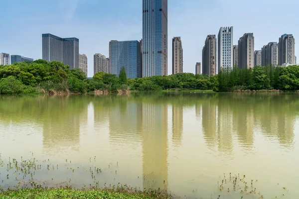 Modern Kantoorgebouw Aan Een Meer China — Stockfoto