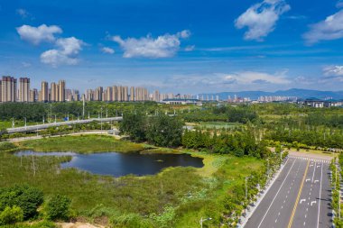 Gündüz şehir merkezindeki iş merkezinin ufuk çizgisi