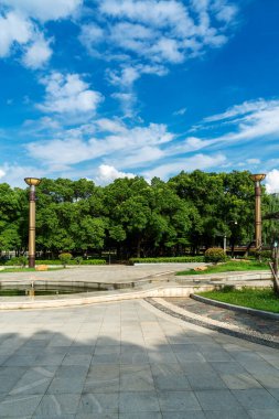 Güzel ve rahat bir bahçede, boş bir sokak. Güzel mavi gökyüzünün altında.