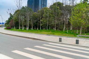 Modern şehirde yürüyüş yolu