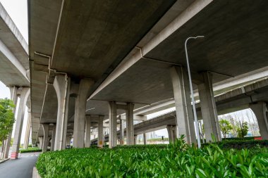 Şehirdeki üst geçidin altında beton yapı ve asfalt yol alanı