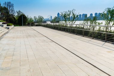 Şehrin kare platformu ve panoramik manzarası