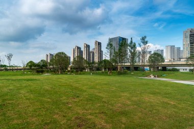 Şangay 'da modern bina geçmişi olan şehir parkı.