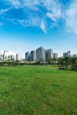 Şangay 'da modern bina geçmişi olan şehir parkı.