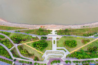 Göl kenarındaki yolun havadan görünüşü