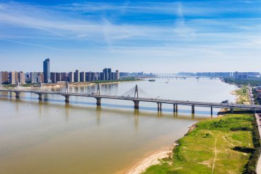 Yantze nehir kablosu köprü olarak kaldı