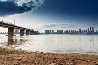 Modern şehirde Sunset Köprüsü