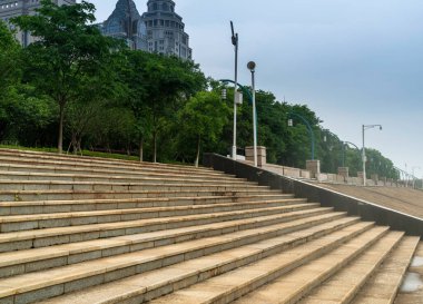 Modern bir binanın korkuluk ve merdivenlerinin detaylarını kapat.